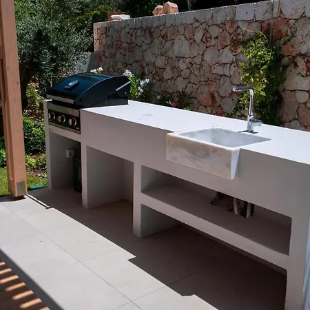 Papadria - Modern Luxury Near Kathisma Tsoukaládhes
