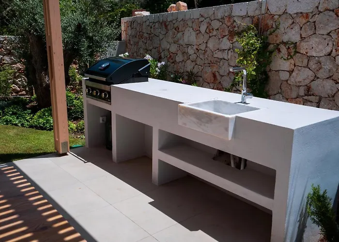 Papadria - Modern Luxury Near Kathisma Tsoukaladhes